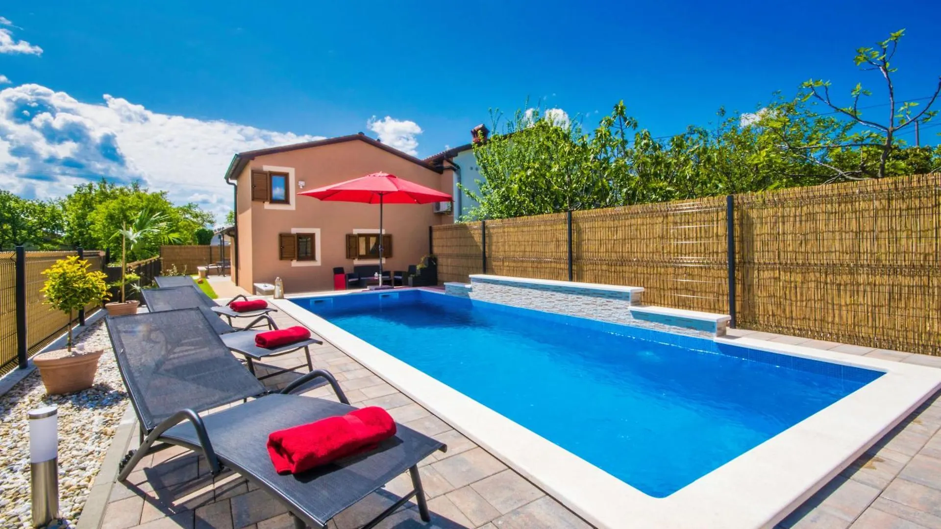 Kontakt z Villa Veronika, A Cozy And Charming Villa For Summer Holidays